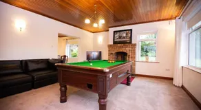 Luxury Manor Private Double Garage Hot tub Wifi - Image 5