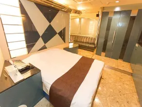 Towers Hotel 201 Queen Bed w Wifi 5 min to St - Image 3