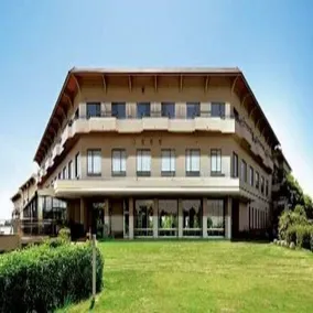 Natural Green Park Hotel - Image 1