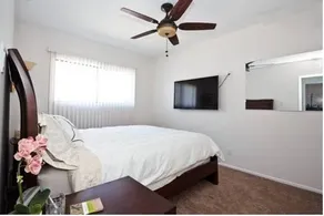 Downtown Chestnut Apartment - Image 3