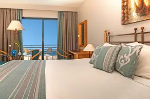 Marina Hotel Corinthia Beach Resort - Image 4