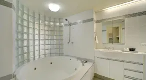 3br Broadbeach Lakefront Apartment - Image 5