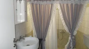 Iris Apartments - Image 2