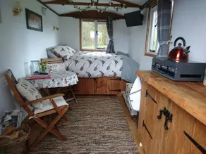 Alice Street Farm Shepherds Hut - Image 2