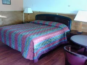 Hampton Motor Inn - Image 2