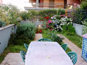 Airport Roof Garden - Image 5