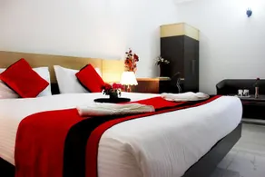 Hotel Cyber Inn by OYO Rooms - Image 5