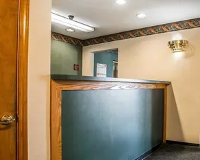 Econo Lodge - Image 4