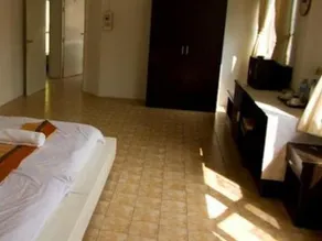 Beach House Hotel Pran Buri - Image 4