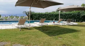 Villa avec piscine privée, terrasse et jardin - Image 2