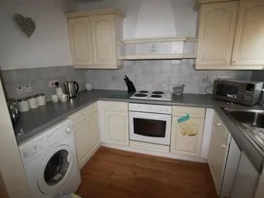 Cosy Central Apartment with Parking - Image 3