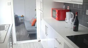 SPACIOUS CONTRACTOR HOUSE NEAR CITY CENTRE o PARKING Cosy Hub BY PASSIONFRUIT PROPERTIES - Image 5