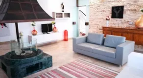 Villa avec piscine privée, terrasse et jardin - Image 3