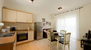 Villa Renata -Pool, Large Garden & Free Parking, 2 Minutes Walk from The Beach - Image 4