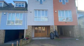 Quiet town house by the sea - Image 3