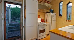 Art on Attfield - cute heritage 1 bedroom stone cottage - Image 3