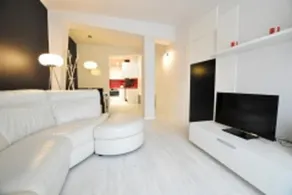 Picasso - Local Rentss - Image 3