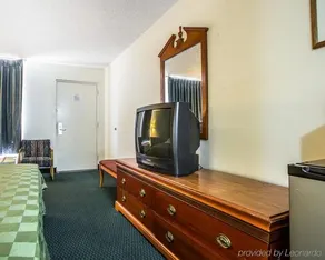 Super 8 Claremont East Hickory - Image 5