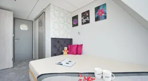Houseboat - Image 3