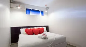 Champagne Motel - Image 4