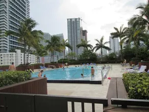 Spacious Suites Walk to L A Live - Image 4