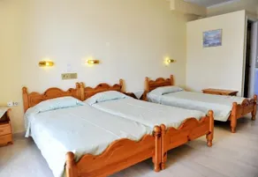 Logan's Beach Hotel - Image 4