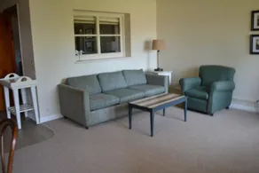 Buzz's Lakeside Inn - Image 5