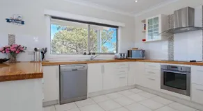 'SeaHaven', 2 Richardson Ave - Large home with Aircon, Smart TV, WIFI, Netflix & Boat Parking - Image 4