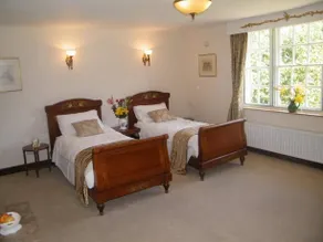 Holmbush House - Image 5