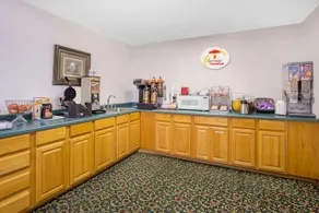 Super 8 by Wyndham El Paso IL - Image 3