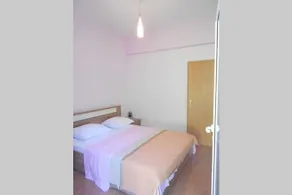 Holiday Home with free parking by the beach - Image 2