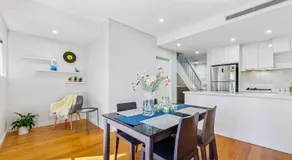 Spacious & Modern Townhouse in Asquith - Image 3