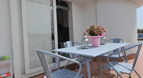Appartement entièrement équipé avec terrasse et internet haut débit | Vue ville | Parfait pour le travail à distance - Image 4