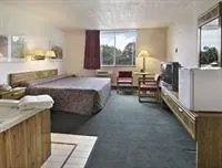 Travelodge Hotel - Image 5