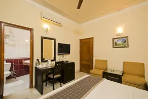 Hotel Oyo Rooms Gk 1 - Image 3