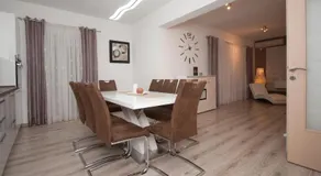 Red Sunset Apartments - Image 4