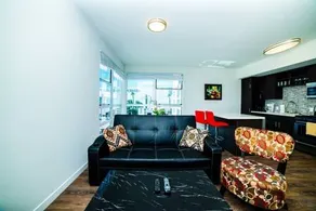 Downtown Plaza Apartment - Image 2