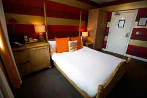 Cinnabar Café Hotel - Image 4