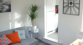 SPACIOUS CONTRACTOR HOUSE NEAR CITY CENTRE o PARKING Cosy Hub BY PASSIONFRUIT PROPERTIES - Image 4