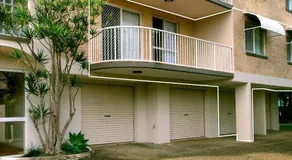 Beachside 2 - 3 BDRM Budget Apt Close to Beach - Image 2