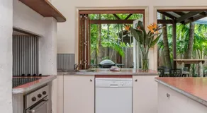 A SWEET ESCAPE - Byron Surf Cottage - walk to Byron - Image 2