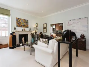 Veeve  2 Bed On A Beautiful Garden Square Bina Gardens Kensington - Image 2