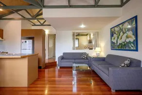 6 Point Lookout Beach Resort - Image 2