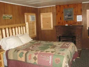 Pine Knoll Lodge & Cabins Inc - Image 3