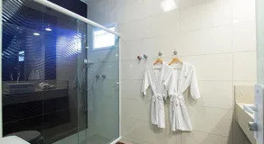 Champagne Motel - Image 2