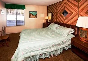 RedAwning Canyon Boulevard Apartment 2 - Image 2