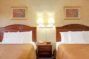 Howard Johnson Express Inn Bronx - Image 2