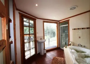 Love Grove Guest House - Image 2