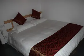 HUANTING  SHANSHUITONGLI HOTEL - Image 4