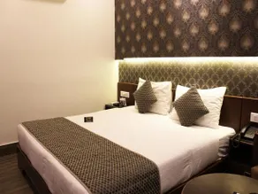 OYO Premium Karnal Club - Image 5